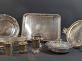 plusieurs couverts posés sur une table