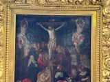 un tableau représentant Jésus sur la croix, dans un cadre doré