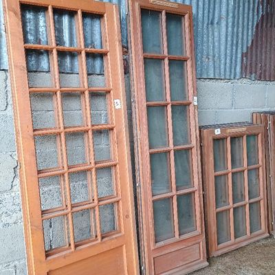 de nombreuses vieilles portes situées à l'extérieur d'un bâtiment