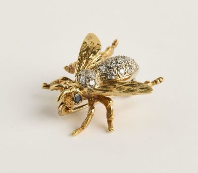 une image représentant une broche en forme d'abeille en or, dont les ailes sont ornées de diamants
