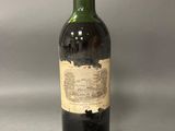 une bouteille de vin rouge sur fond gris avec un fond blanc