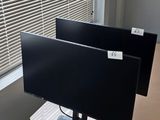 un bureau d'ordinateur équipé de deux écrans et d'un clavier
