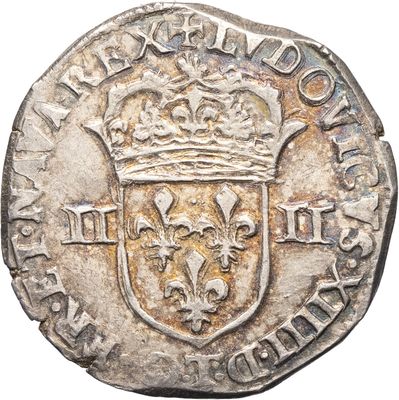 une pièce d'argent surmontée d'une couronne