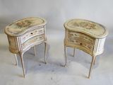 paire de tables de chevet anciennes peintes, avec tiroirs, sur pieds