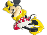 Mickey Mouse sur un pin's jaune et noir à l'effigie de Minnie Mouse