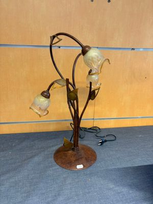 une lampe posée sur une table dans une pièce
