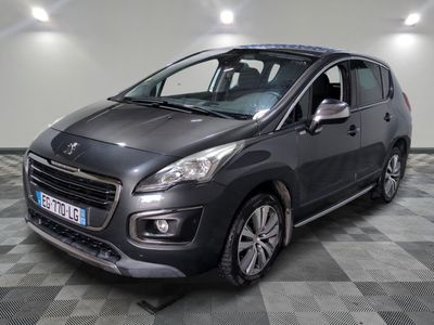 la petite voiture noire est garée dans une pièce au sol en damier