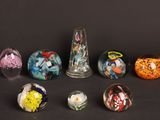 un grand nombre de vases en verre posés sur une table