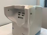 une machine posée sur une table
