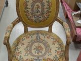 une chaise qui se trouve au milieu d'une pièce