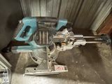 une machine bleue posée sur le sol