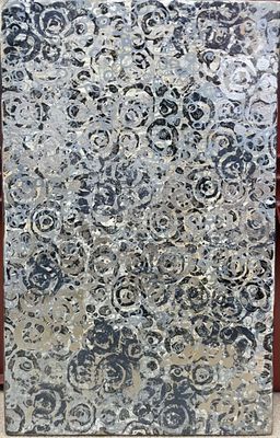 une grande œuvre d'art posée par terre