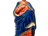 la statue d'une femme vêtue d'une robe bleue et coiffée d'une couronne