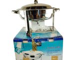un pot en argent posé sur une boîte, sur un fond blanc