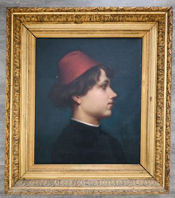 portrait d'un jeune homme coiffé d'un chapeau rouge