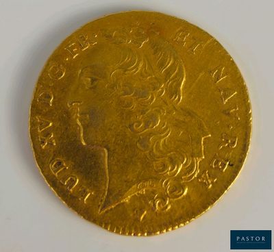 gros plan d'une pièce d'or sur une surface blanche