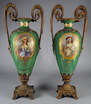 une paire de vases verts et dorés ornés de représentations de femmes