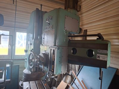 une machine qui se trouve à l'intérieur d'un bâtiment