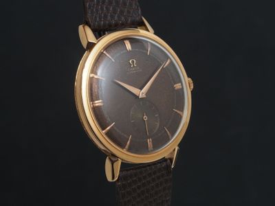 une photo d'une montre-bracelet en or avec un cadran marron