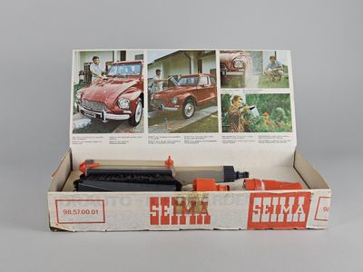 une boîte contenant une maquette de voiture rouge