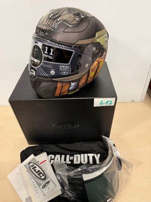 le casque est posé sur le dessus de la boîte sur la table