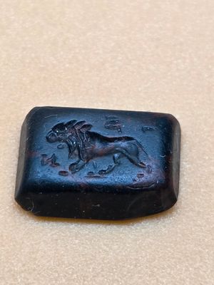 GLYPTIQUE INTAILLE en jaspe héliotrope, figurant un lion pas…