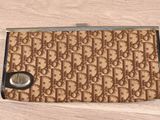 un sac à main marron et noir posé sur un parquet