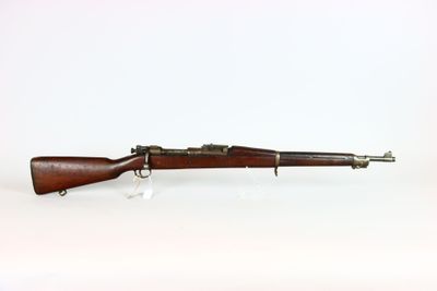 un fusil avec un canon en bois sur fond blanc