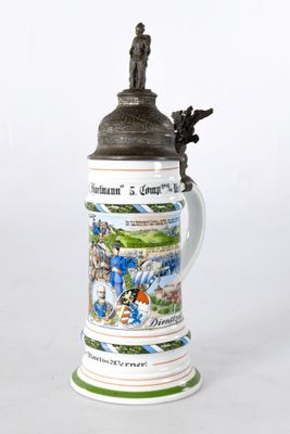 une chope de bière surmontée d'une statuette