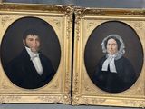 deux portraits encadrés d'un homme et d'une femme en tenue de soirée