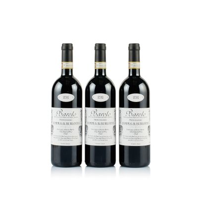 trois bouteilles de vin rouge posées l'une à côté de l'autre sur une surface blanche