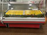 une vitrine en verre contenant des plats dans un restaurant