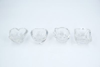 trois bols en verre transparent posés sur un plan de travail blanc