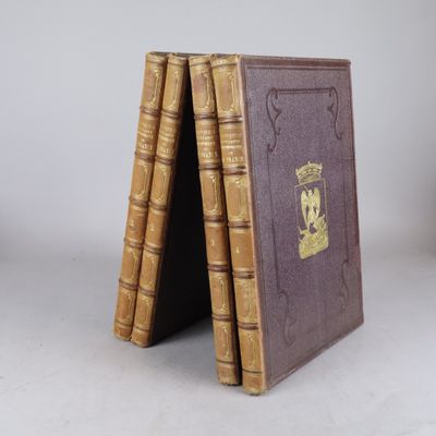 plusieurs vieux livres empilés sur une table
