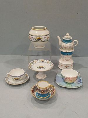 un grand nombre de tasses à thé et de soucoupes posées sur une table