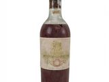une bouteille de vin posée sur une surface blanche