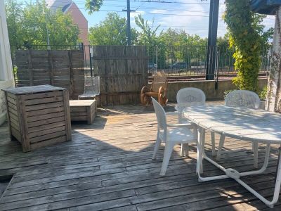 une table et des chaises sur la terrasse d'une maison