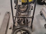 la photo d'une machine qui se trouve dans un garage