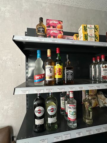 Stock de denrées alimentaires, sirop, alcool, produits d’hygiène 