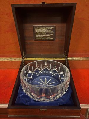 Coupe  en cristal taillé blanc de Bohème dans son coffret en bois - di