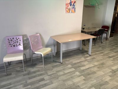 deux chaises et une table dans une pièce