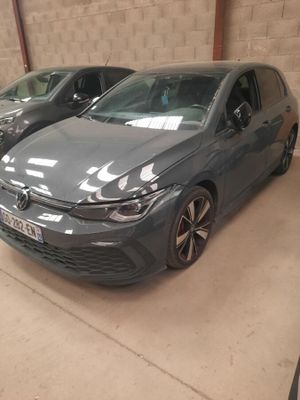 deux voitures grises garées l'une à côté de l'autre dans un garage