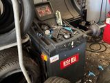 un tas de pneus et une machine à démonter les pneus dans un garage