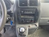 le tableau de bord d'une voiture, avec une radio et un volant