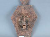 une photo d'une sculpture en bois représentant une tête de lion accrochée au mur