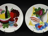 paire d'assiettes ornées de fruits et de légumes peints sur fond noir