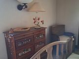 un lit et une commode dans une petite chambre