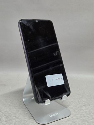 un téléphone portable posé sur un support, sur une table