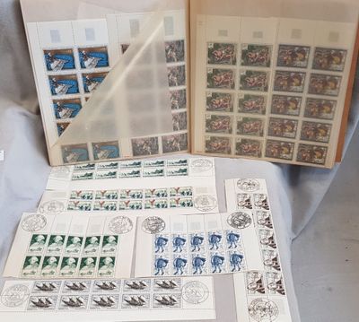 beaucoup de timbres et un livre posés sur une table