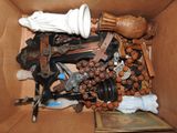 une boîte remplie d'objets divers